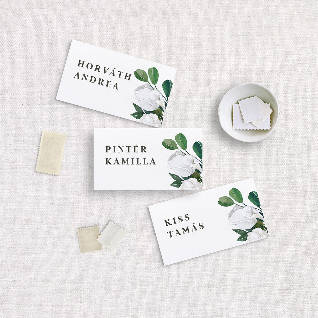 Fehér rózsás hajtott esküvői ültetőkártya