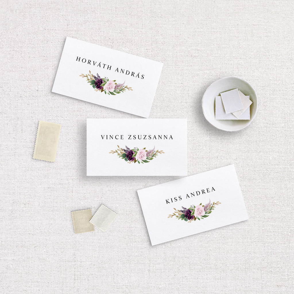 Sötétlila virágos hajtott esküvői ültetőkártya