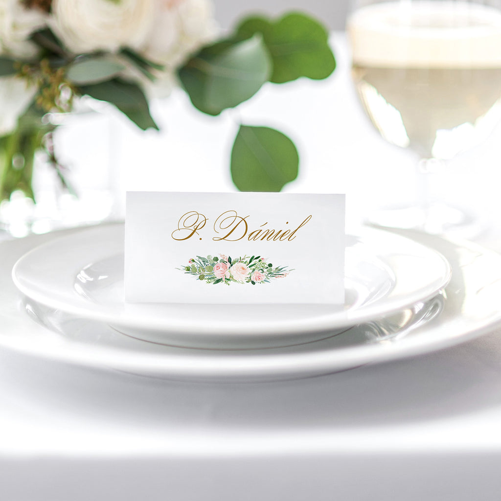 Blush virágos hajtott esküvői ültetőkártya
