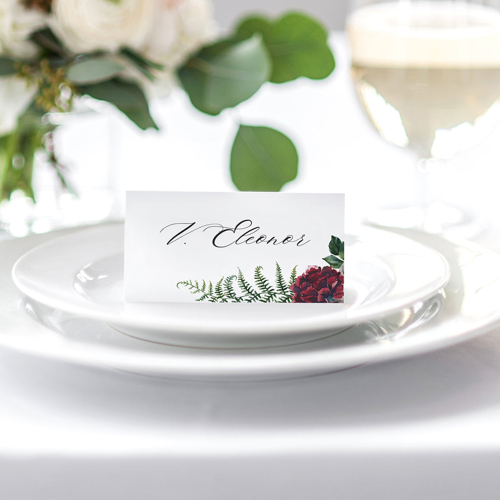 Burgundi virágos hajtott esküvői ültetőkártya