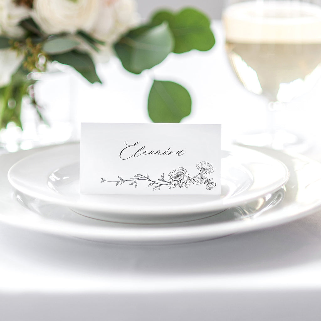 Egyszerű, rajzolt rózsás hajtott esküvői ültetőkártya