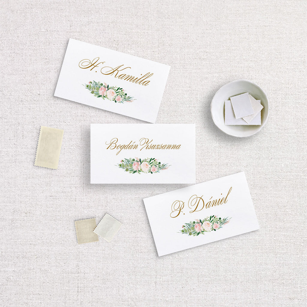 Blush virágos hajtott esküvői ültetőkártya