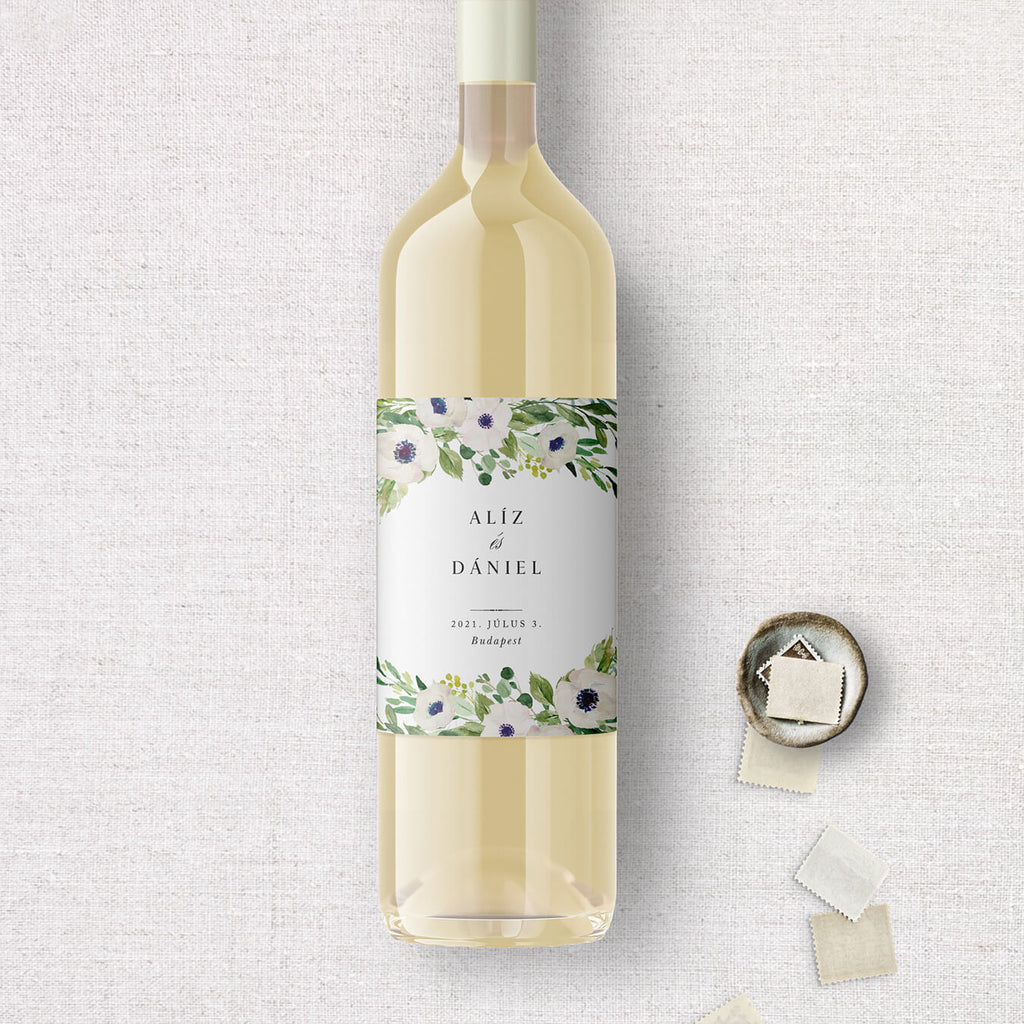 Fehér virágos esküvői boros címke