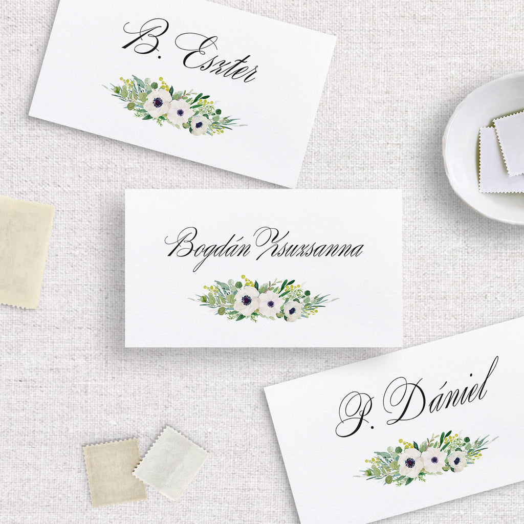 Fehér virágos hajtott esküvői ültetőkártya
