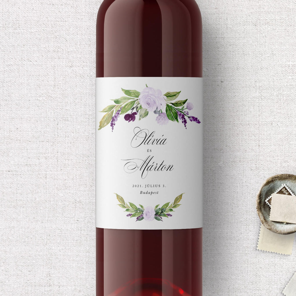 Halványlila virágos esküvői boros címke
