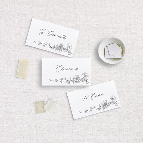 Egyszerű, rajzolt rózsás hajtott esküvői ültetőkártya