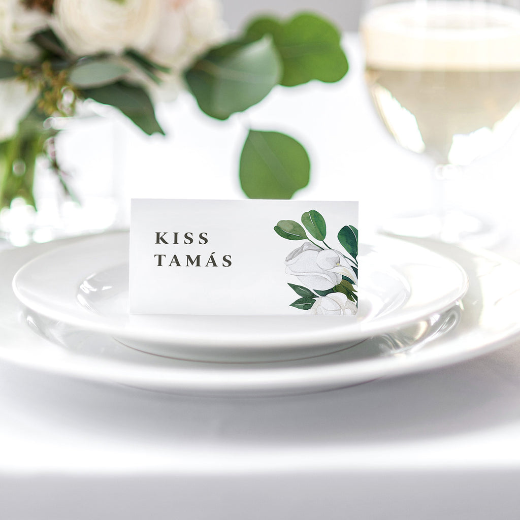 Fehér rózsás hajtott esküvői ültetőkártya